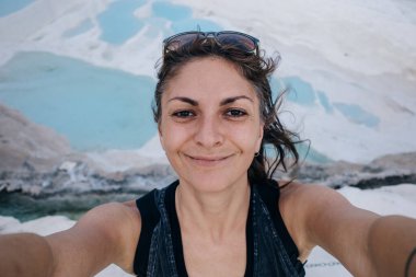 Pamukkale 'deki doğal travertin havuzları ve terasları. Hindi. Yüksek kalite fotoğraf