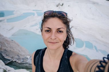 Pamukkale 'deki doğal travertin havuzları ve terasları. Hindi. Yüksek kalite fotoğraf