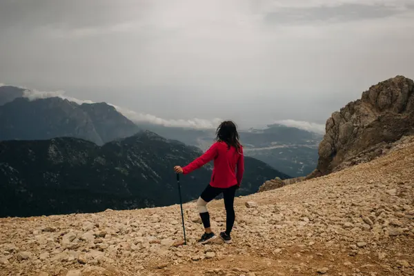 Kız, Lycian Patikası Hindisi 'nde yürüyor. Yüksek kalite fotoğraf