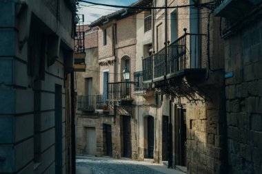 NAVARRETE, LA RIOJA, SPAIN - nov, 2021 Pilgrim Camino de Santiago boyunca yer alan Navarrete şehrine varıyor. Yüksek kalite fotoğraf