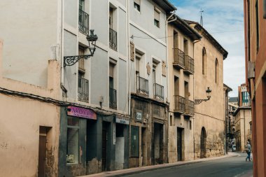 İspanya 'nın La Rioja kentindeki Saint James yolu üzerindeki Najera Köprüsü - Eylül, 2021. Yüksek kalite fotoğraf