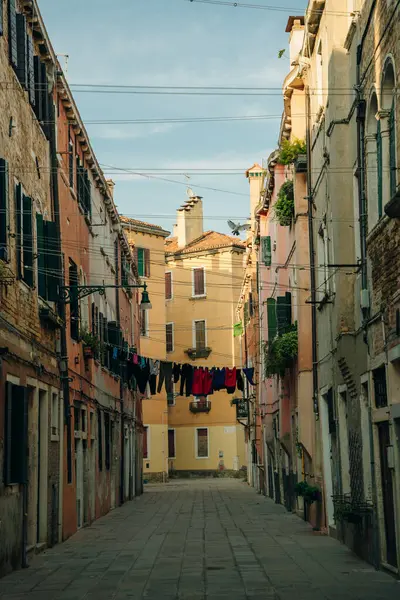 Venedik, İtalya 'da turistik olmayan bir cadde. Çamaşırlar caddede asılı. Yüksek kalite fotoğraf