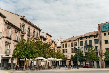İspanya 'nın La Rioja kentindeki Saint James yolu üzerindeki Najera Köprüsü - Eylül, 2021. Yüksek kalite fotoğraf