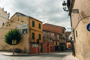 İspanya 'nın La Rioja kentindeki Saint James yolu üzerindeki Najera Köprüsü - Eylül, 2021. Yüksek kalite fotoğraf