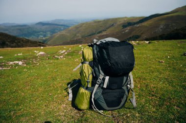 Pilgrim 'in sırt çantasında Santiago yolunda bir çadır var. Yüksek kalite fotoğraf