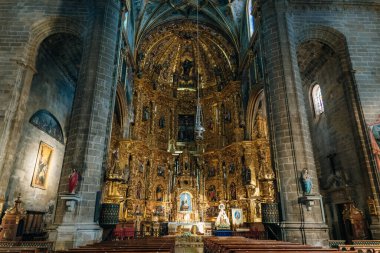 NAVARRETE, LA RIOJA, SPAIN - nov, 2021 Pilgrim Camino de Santiago boyunca yer alan Navarrete şehrine varıyor. Yüksek kalite fotoğraf