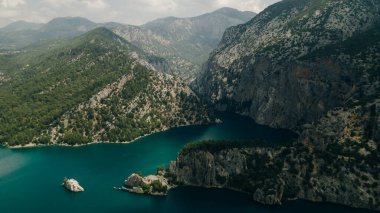 Güzel yapay rezervuar Yeşil Kanyon, Orman ve Boğa Dağları, Taurus Kanyonu, Manavgat, Türkiye. Yüksek kalite fotoğraf