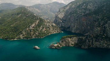 Güzel yapay rezervuar Yeşil Kanyon, Orman ve Boğa Dağları, Taurus Kanyonu, Manavgat, Türkiye. Yüksek kalite fotoğraf
