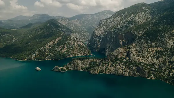 Güzel yapay rezervuar Yeşil Kanyon, Orman ve Boğa Dağları, Taurus Kanyonu, Manavgat, Türkiye. Yüksek kalite fotoğraf