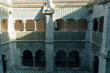 Sintra, Portekiz - Aralık 2021: Mağribi Kalesi 'nden turistlerle birlikte Pena Ulusal Sarayı' nda görüldü. Yüksek kalite fotoğraf