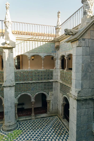 Sintra, Portekiz - Aralık 2021: Mağribi Kalesi 'nden turistlerle birlikte Pena Ulusal Sarayı' nda görüldü. Yüksek kalite fotoğraf