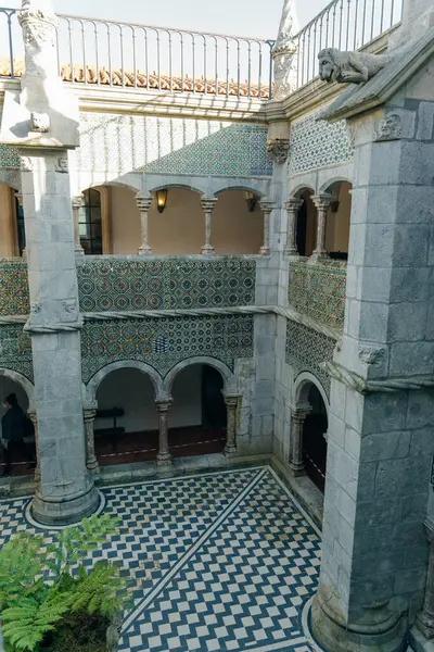 Sintra, Portekiz - Aralık 2021: Mağribi Kalesi 'nden turistlerle birlikte Pena Ulusal Sarayı' nda görüldü. Yüksek kalite fotoğraf