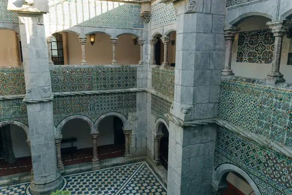Sintra, Portekiz - Aralık 2021: Mağribi Kalesi 'nden turistlerle birlikte Pena Ulusal Sarayı' nda görüldü. Yüksek kalite fotoğraf