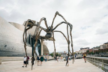 BILBAO, SPAIN - nov, 2021 The Spider, Guggenheim Museum Bilbao 'da Louise Bourgeois' in heykeli. Yüksek kalite fotoğraf