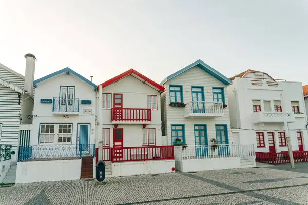 Kosta Nova, Aveiro, Portekiz 'de renkli evleri olan cadde - Kasım, 2021. Yüksek kalite fotoğraf
