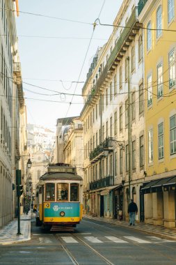 Lizbon, Portekiz 'deki geleneksel sarı tramvayların güzel bir görüntüsü - Kasım, 2021. Yüksek kalite fotoğraf
