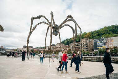 BILBAO, SPAIN - nov, 2021 The Spider, Guggenheim Museum Bilbao 'da Louise Bourgeois' in heykeli. Yüksek kalite fotoğraf