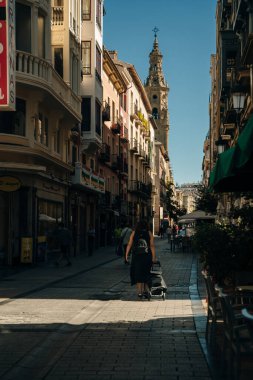 LOGRONO, İSPAN - No, 2021 Narrow Caddesi, restoranları olan. Logrono, İspanya. Yüksek kalite fotoğraf