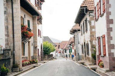 Espinal köyü, İspanya - 2020 Kasım: Colonia guell, Colonia kasabasının köyünde bir sokak. Yüksek kalite fotoğraf