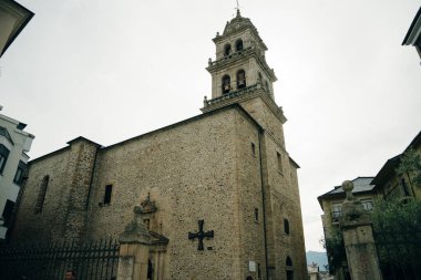 PONFERRADA, İspanya - 20 Haziran 2021: La Encina Bazilikası, bir Rönesans ve Barok Hıristiyan kilisesi. Yüksek kalite fotoğraf