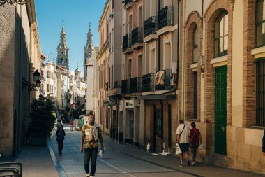 LOGRONO, İSPAN - No, 2021 Narrow Caddesi, restoranları olan. Logrono, İspanya. Yüksek kalite fotoğraf