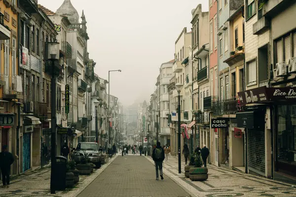 Porto, Portekiz 'de oldukça sevimli küçük bir cadde - Kasım, 2021. Yüksek kalite fotoğraf
