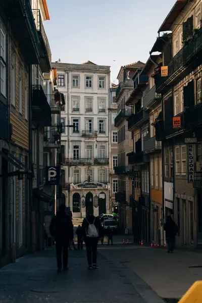 Porto, Portekiz 'de oldukça sevimli küçük bir cadde - Kasım, 2021. Yüksek kalite fotoğraf