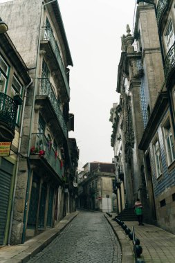 Porto, Portekiz 'de oldukça sevimli küçük bir cadde - Kasım, 2021. Yüksek kalite fotoğraf