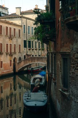 İtalya - Kasım, 2021. Venedik 'in şehir ve mimarisi. Şehir kanalı ve üzerinde tekneler. Yüksek kalite fotoğraf