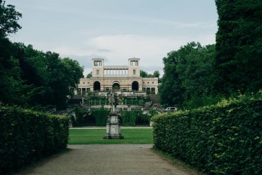 Potsdam, Almanya - Ekim, 2021. Sanssouci Parkı 'ndaki Sanssouci şatosunun yanındaki Portakal Sarayı. Yüksek kalite fotoğraf