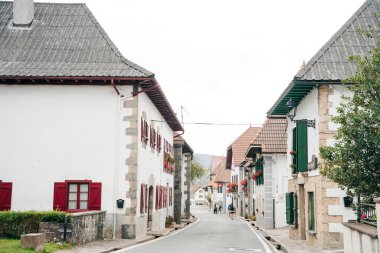 Espinal köyü, İspanya - 2020 Kasım: Colonia guell, Colonia kasabasının köyünde bir sokak. Yüksek kalite fotoğraf