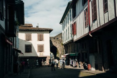 Saint Jean Pied de Port, Camino de Santiago, Fransa, UNESCO 'nun geleneksel başlangıç noktasıdır - Santiago de Compostela' ya Pilgrim Yolu. Yüksek kalite fotoğraf