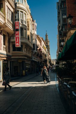 LOGRONO, İSPAN - No, 2021 Narrow Caddesi, restoranları olan. Logrono, İspanya. Yüksek kalite fotoğraf