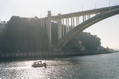 Vila Nova de Gaia ile Portekiz 'deki Porto şehirleri arasındaki Arrabida Köprüsü - Kasım, 2021