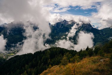 Dolomitler, İtalya - Kasım, 2021 Monte Punta 'ya bakan dağdan harika manzara