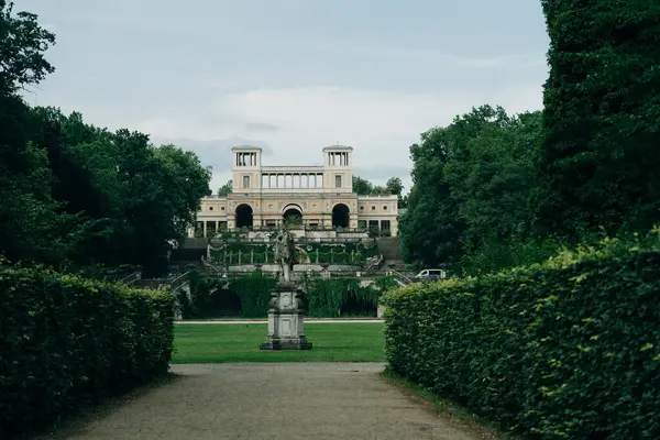 Potsdam, Almanya - Ekim, 2021. Sanssouci Parkı 'ndaki Sanssouci şatosunun yanındaki Portakal Sarayı. Yüksek kalite fotoğraf