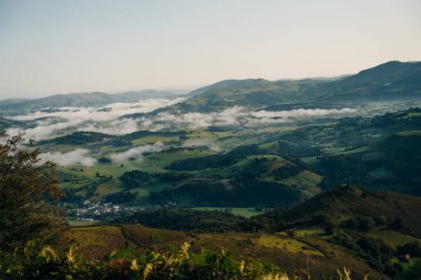 Dağ vadisindeki köy ve yol. Pireneler. Camino de Santiago manzarası. - Evet. Yüksek kalite fotoğraf