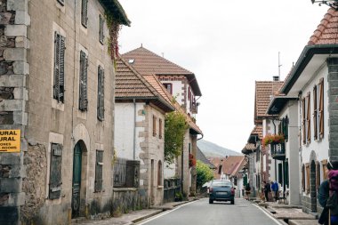 Espinal köyü, İspanya - 2020 Kasım: Colonia guell, Colonia kasabasının köyünde bir sokak. Yüksek kalite fotoğraf