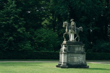 Potsdam, Almanya - Ekim, 2021. Sanssouci Parkı 'ndaki Sanssouci şatosunun yanındaki Portakal Sarayı. Yüksek kalite fotoğraf