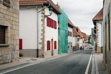 Espinal köyü, İspanya - 2020 Kasım: Colonia guell, Colonia kasabasının köyünde bir sokak. Yüksek kalite fotoğraf