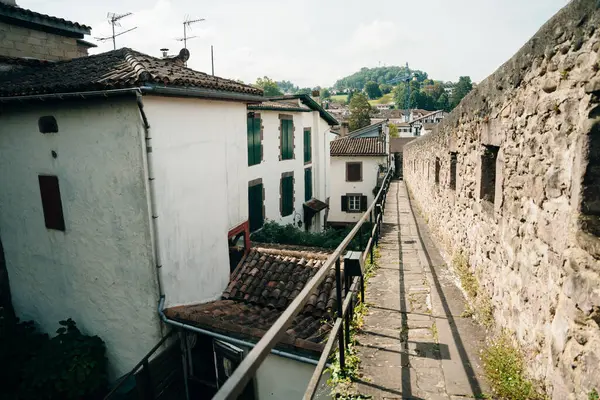 Saint Jean Pied de Port, Camino de Santiago, Fransa, UNESCO - dec, 2021 için geleneksel başlangıç noktasıdır. Yüksek kalite fotoğraf