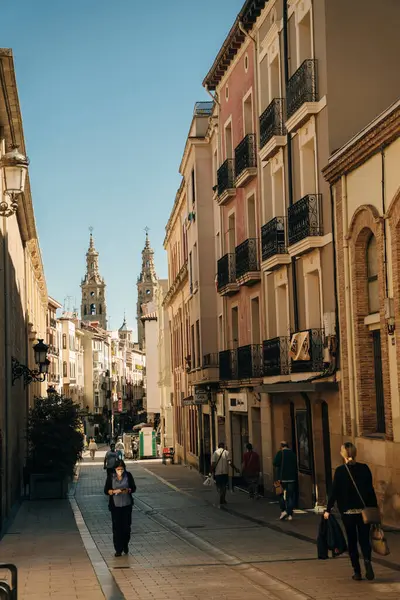 LOGRONO, İSPAN - No, 2021 Narrow Caddesi, restoranları olan. Logrono, İspanya. Yüksek kalite fotoğraf