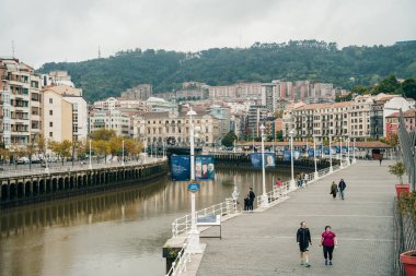 Ibaizabal nehrinin kıyısındaki evlerde. Bilbao, İspanya - Aralık 2021. Yüksek kalite fotoğraf