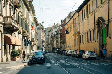 Milano, İtalya 'nın merkezinde antik binaların olduğu cadde - Kasım, 2021. Yüksek kalite fotoğraf