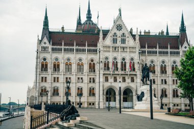 Macaristan, Budapeşte - Kasım 2021 - Güzel Budapeşte Parlamentosu. Yüksek kalite fotoğraf