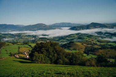 Dağ vadisindeki köy ve yol. Pireneler. Camino de Santiago manzarası. - Evet. Yüksek kalite fotoğraf