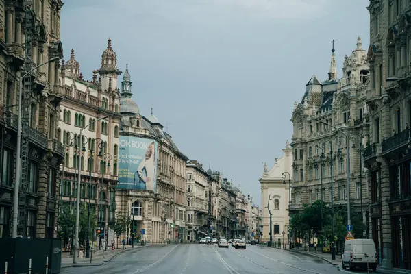 Budapeşte, Macaristan - sep, 2021: Sonbahar döneminde şehrin ana yayalık alanı. Yüksek kalite fotoğraf