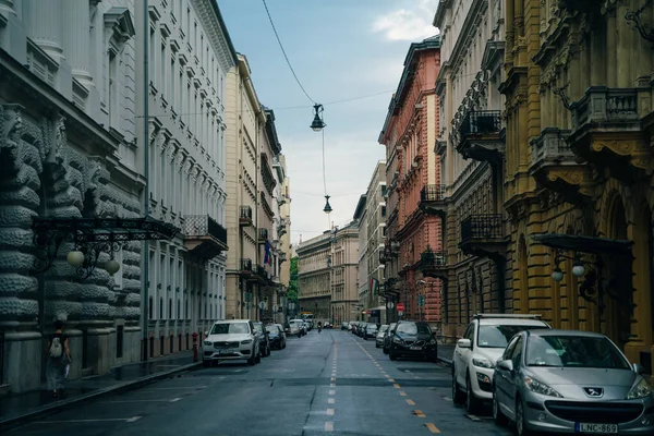 Budapeşte, Macaristan - sep, 2021: Sonbahar döneminde şehrin ana yayalık alanı. Yüksek kalite fotoğraf