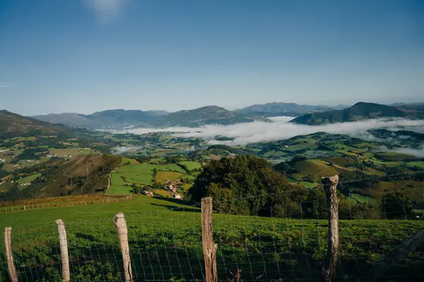 Dağ vadisindeki köy ve yol. Pireneler. Camino de Santiago manzarası. - Evet. Yüksek kalite fotoğraf