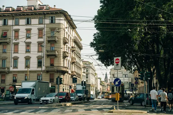 Milano, İtalya 'nın merkezinde antik binaların olduğu cadde - Kasım, 2021. Yüksek kalite fotoğraf